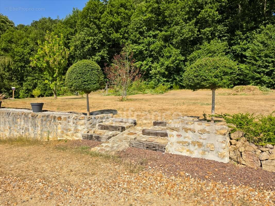 Maison familiale de 4 chambres sur plus de 6 000 m² de terrain à Saint-Maixent - photo 3