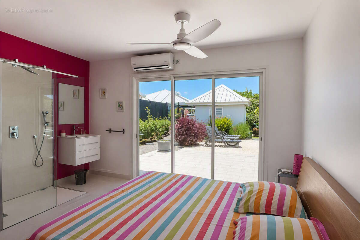 Villa avec bungalow indépendant, piscine et fort potentiel locatif à Saint-François - photo 7