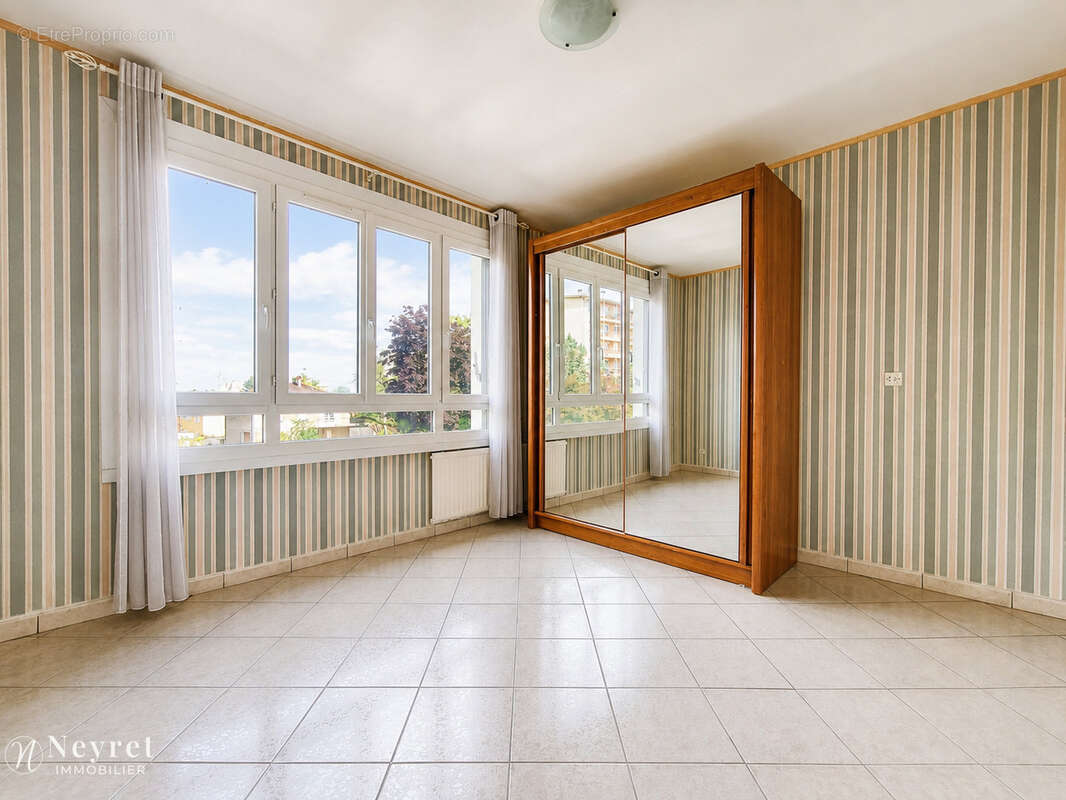 Appartement T5 en très bon état avec balcon, loggia et vue dégagée - photo 7