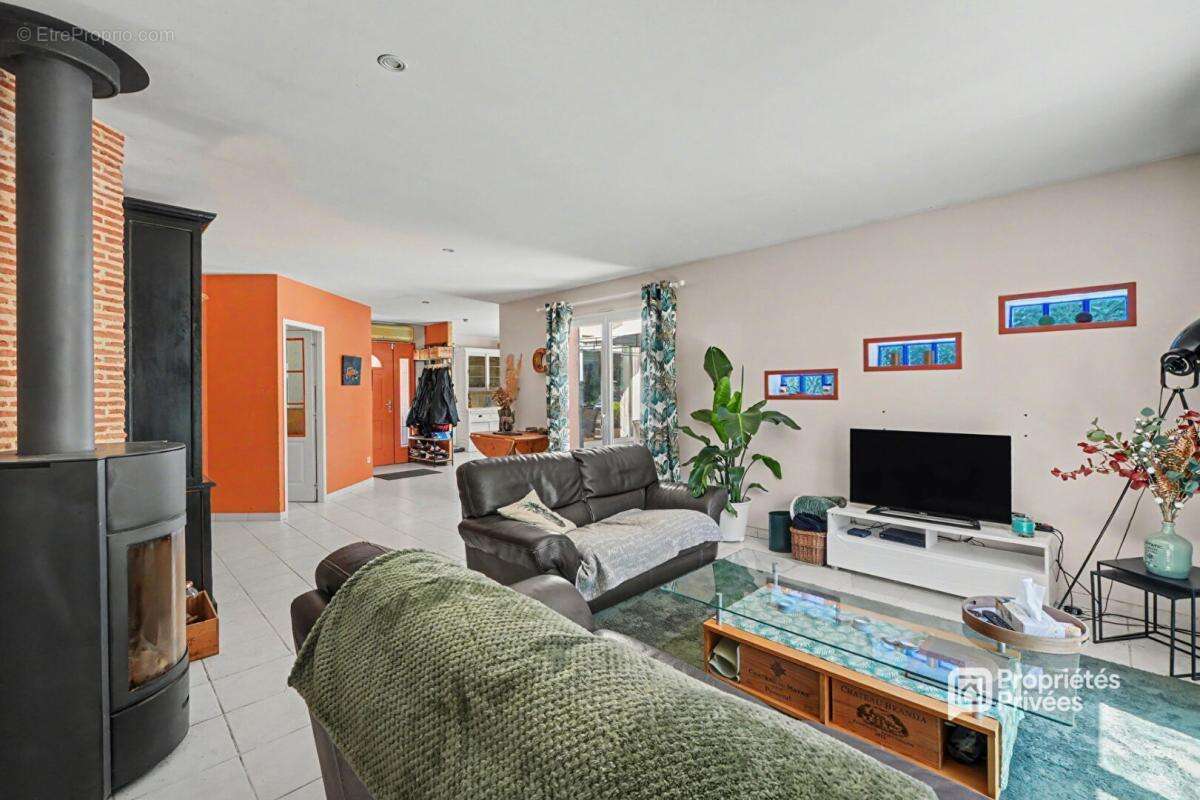 Maison Bessens ( Lapeyrière ) T6 avec piscine sur une parcelle de 5666 m2 - photo 9