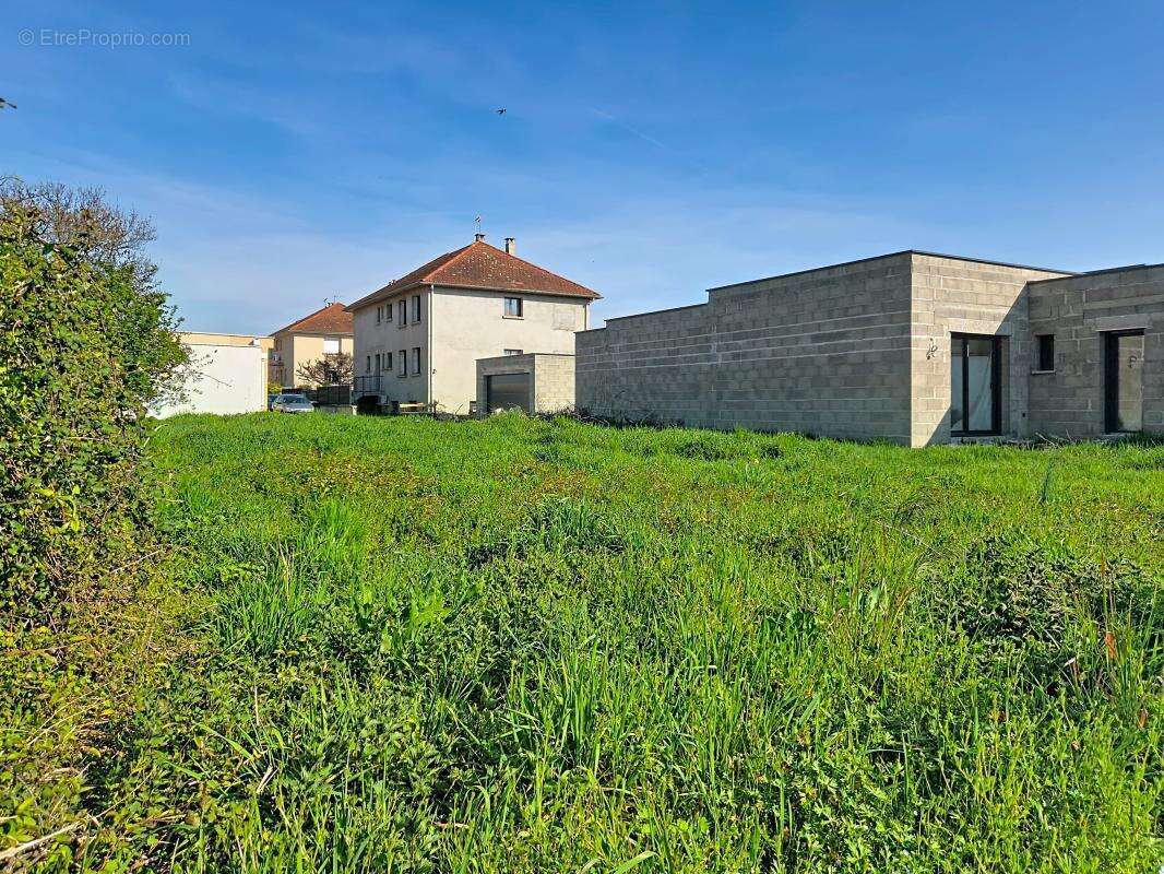 Terrain à DECINES-CHARPIEU