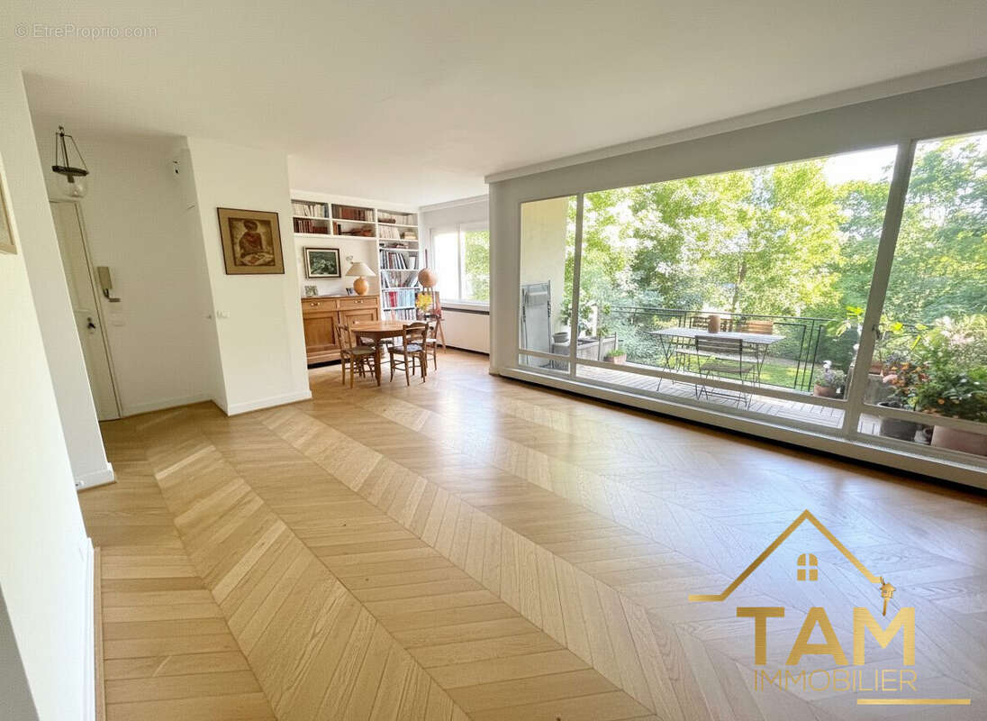 Appartement à MARNES-LA-COQUETTE