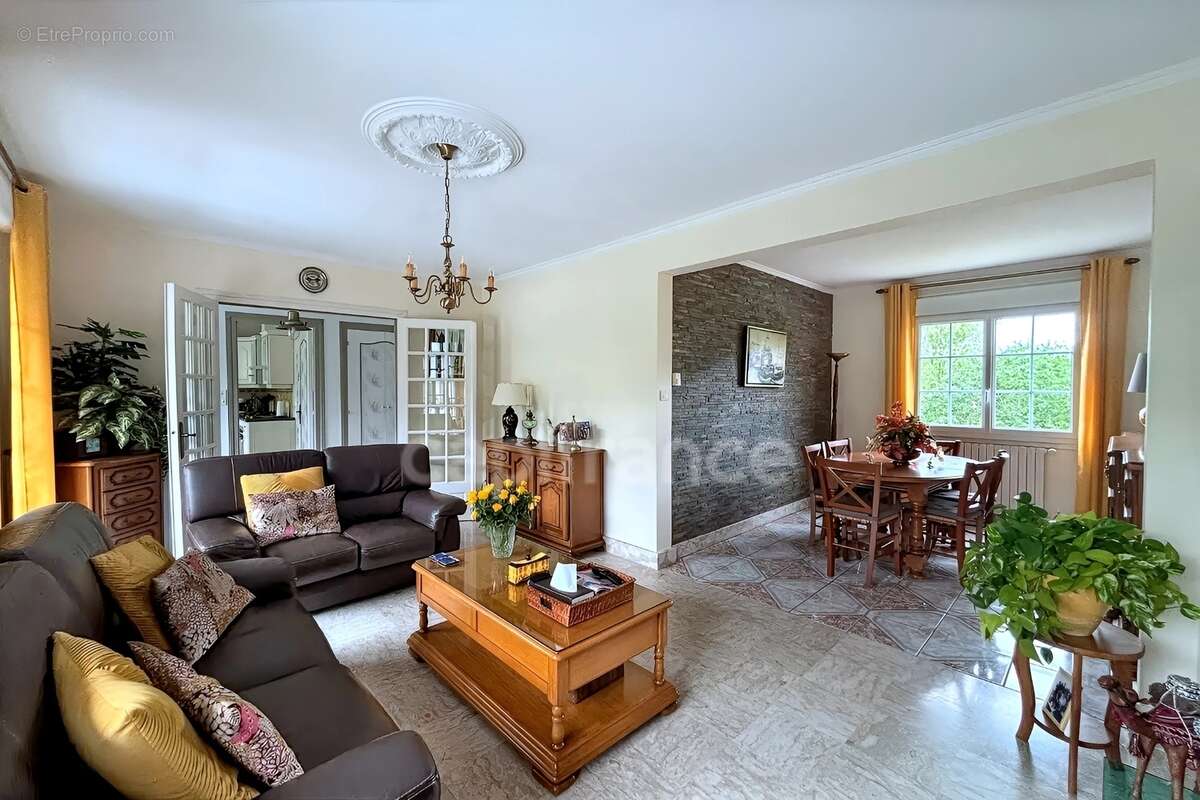 LE JUCH(29) Maison néo-bretonne de 148m² sur un terrain de 1000m², 4 chambres, garage, sous-sol - photo 5