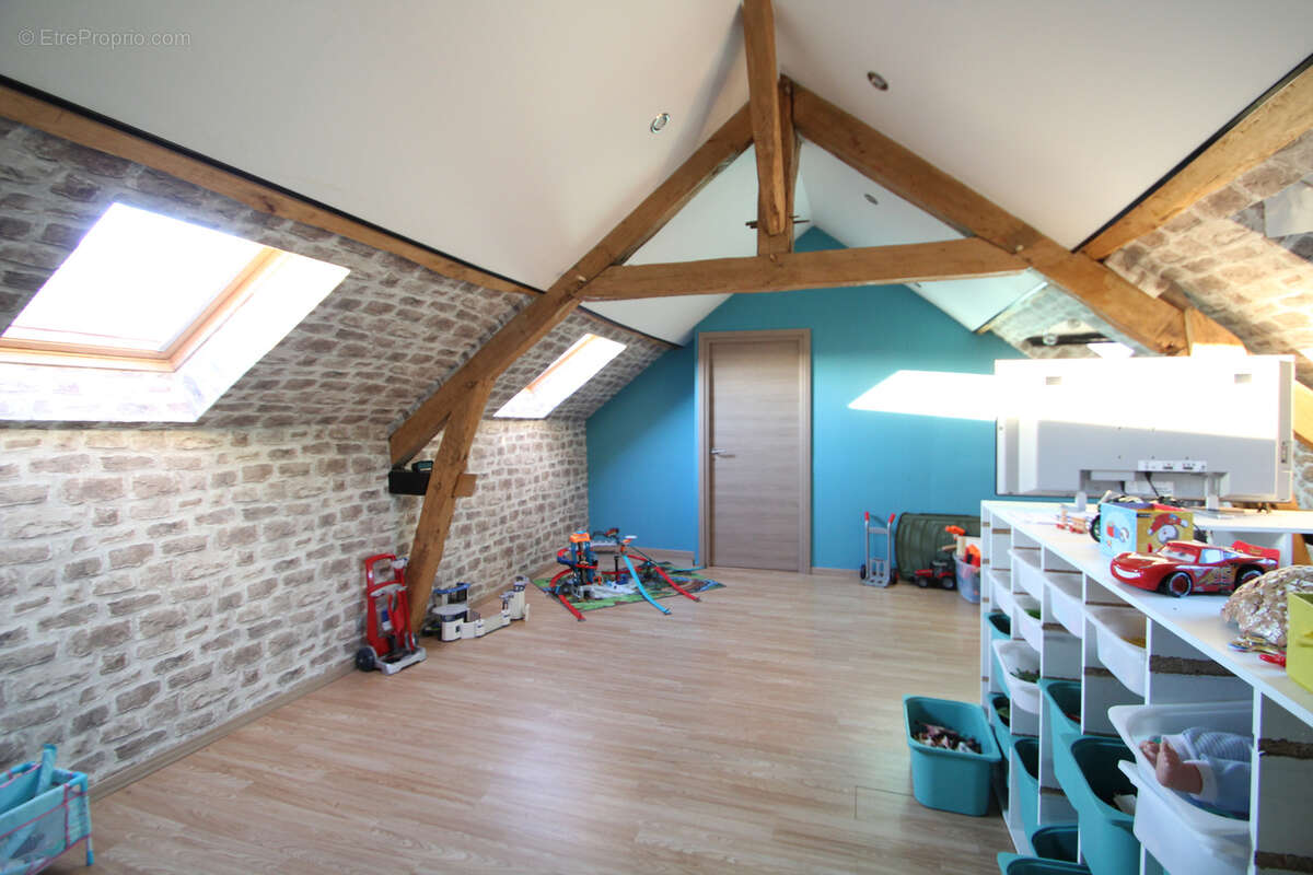 Maison à MONTAIGU-LE-BLIN