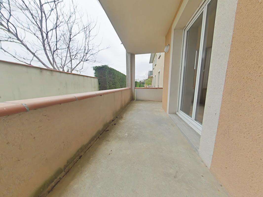 Appartement à PINS-JUSTARET