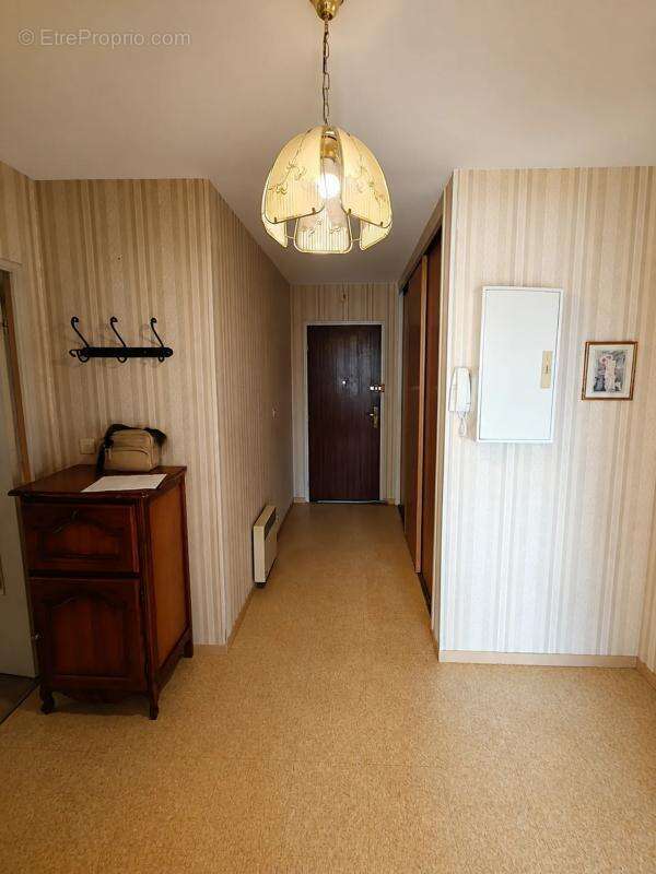 Appartement traversant de 104 m² à Ifs – Lumière, espace & potentiel à saisir ! - photo 4