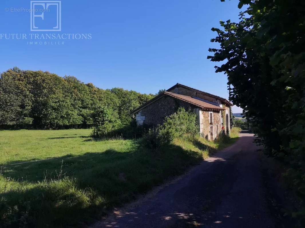 Maison à SAINTE-CROIX-DE-MAREUIL