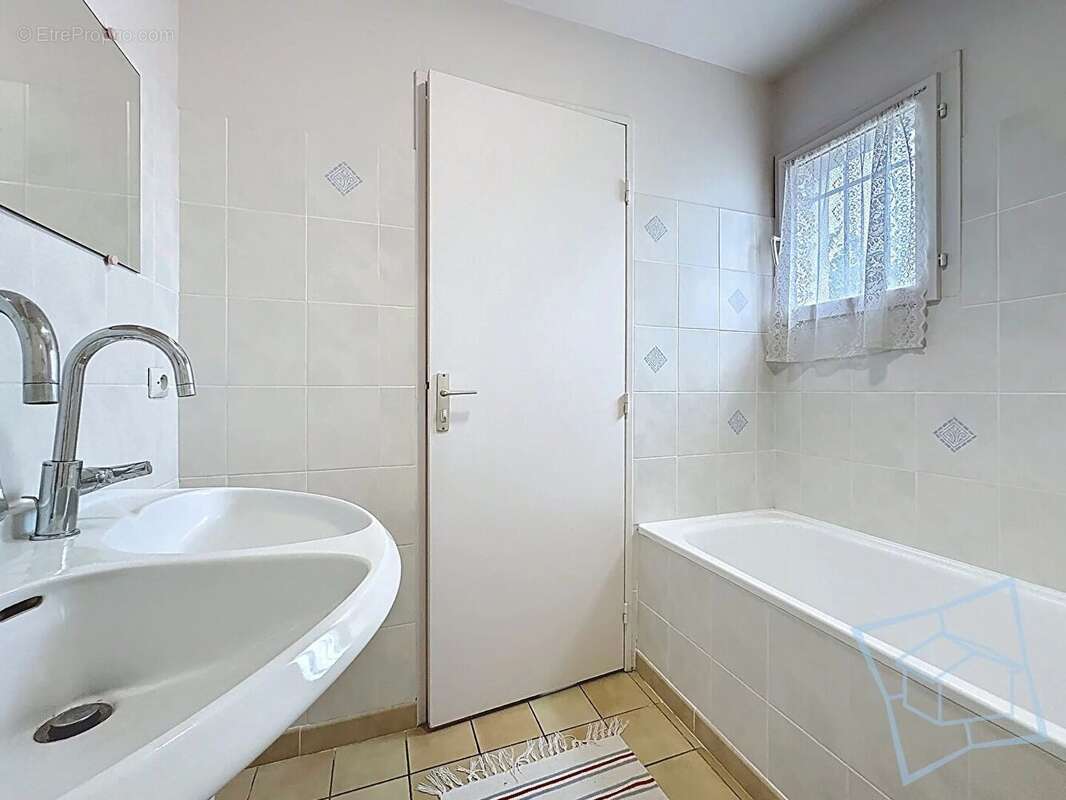 Maison à VOISINS-LE-BRETONNEUX