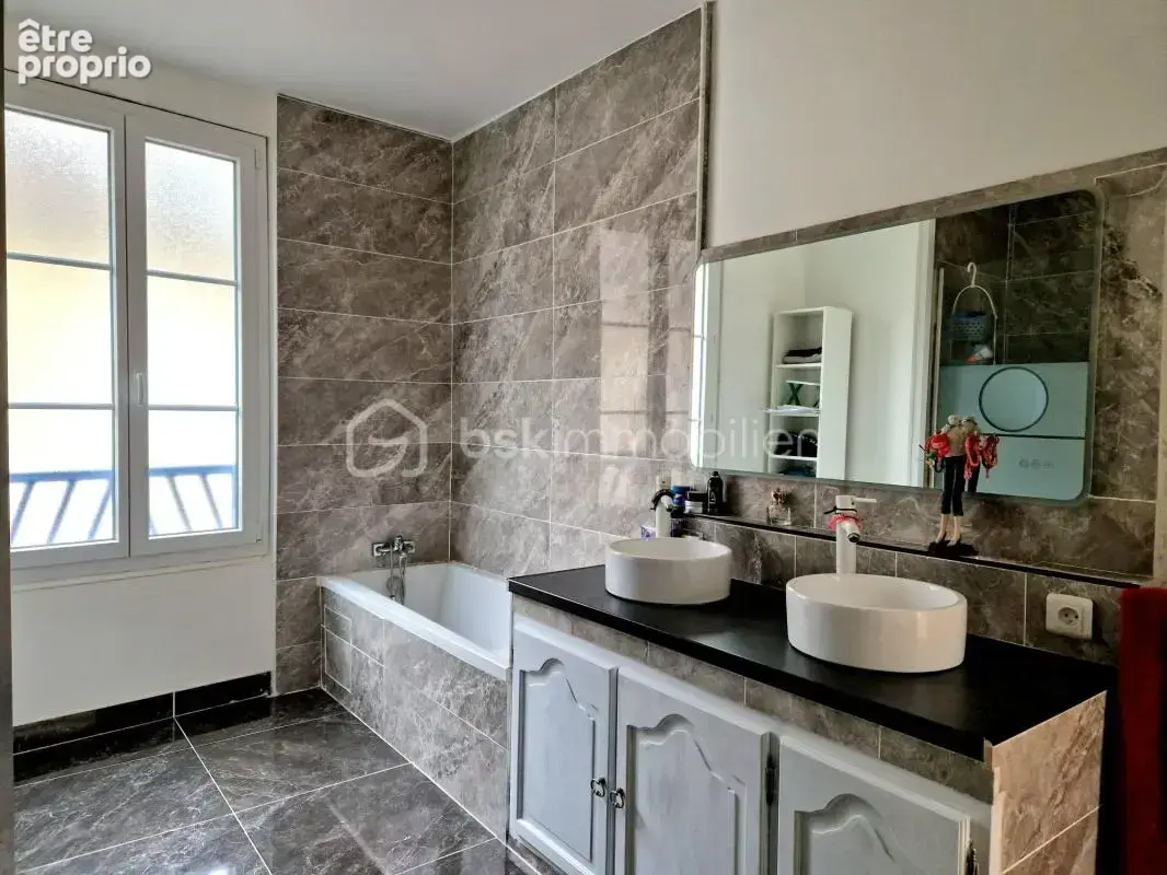 Maison ancienne avec jardin, terrasse et grand garage ! - photo 10