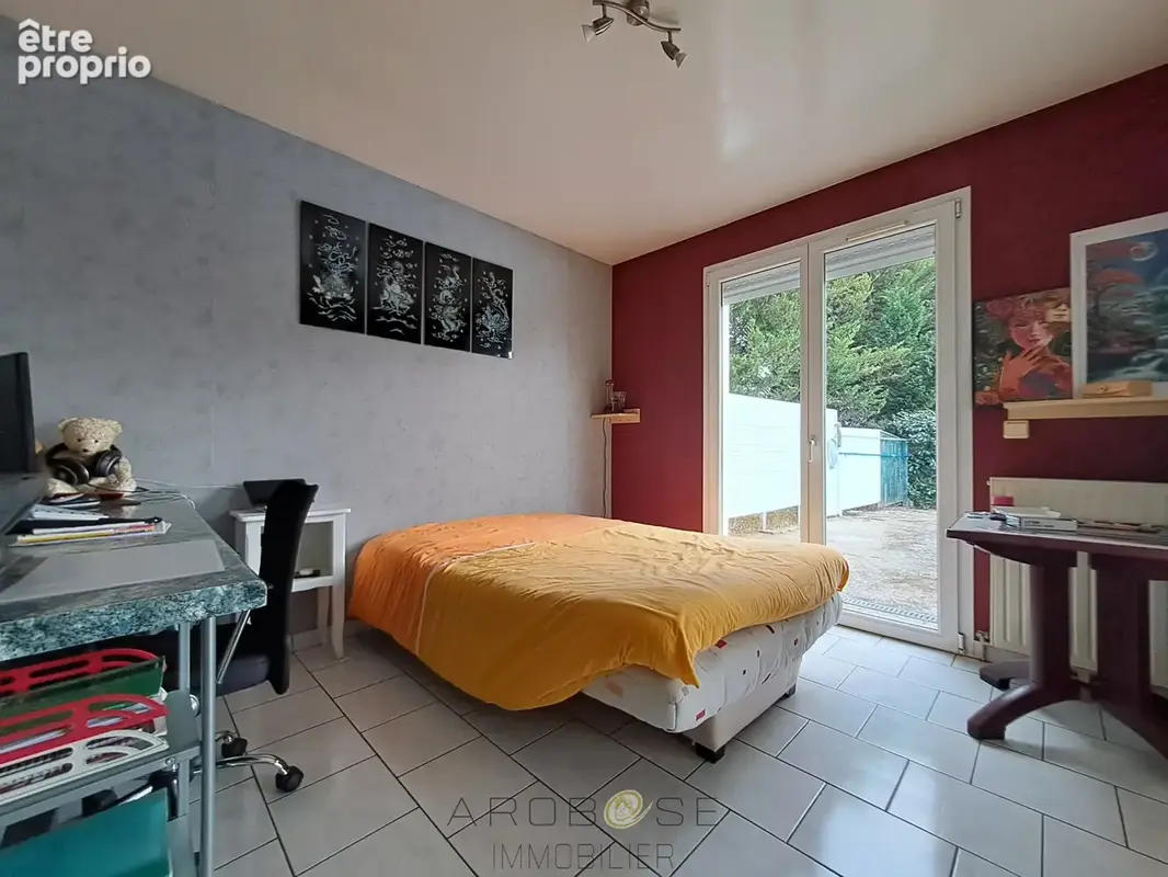 Maison familiale de plain-pied avec véranda, piscine et grand jardin - photo 13