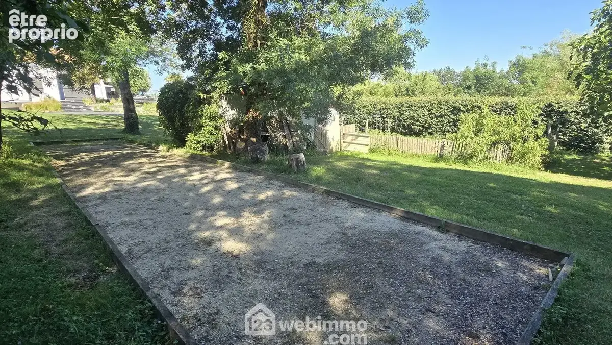 Terrain extérieur arboré.