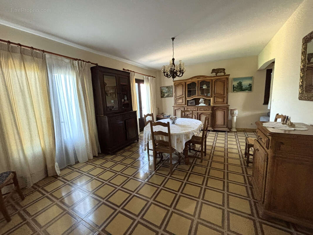 Villa avec plusieurs appartements située dans un quartier calme de Porto Vecchio. - photo 13