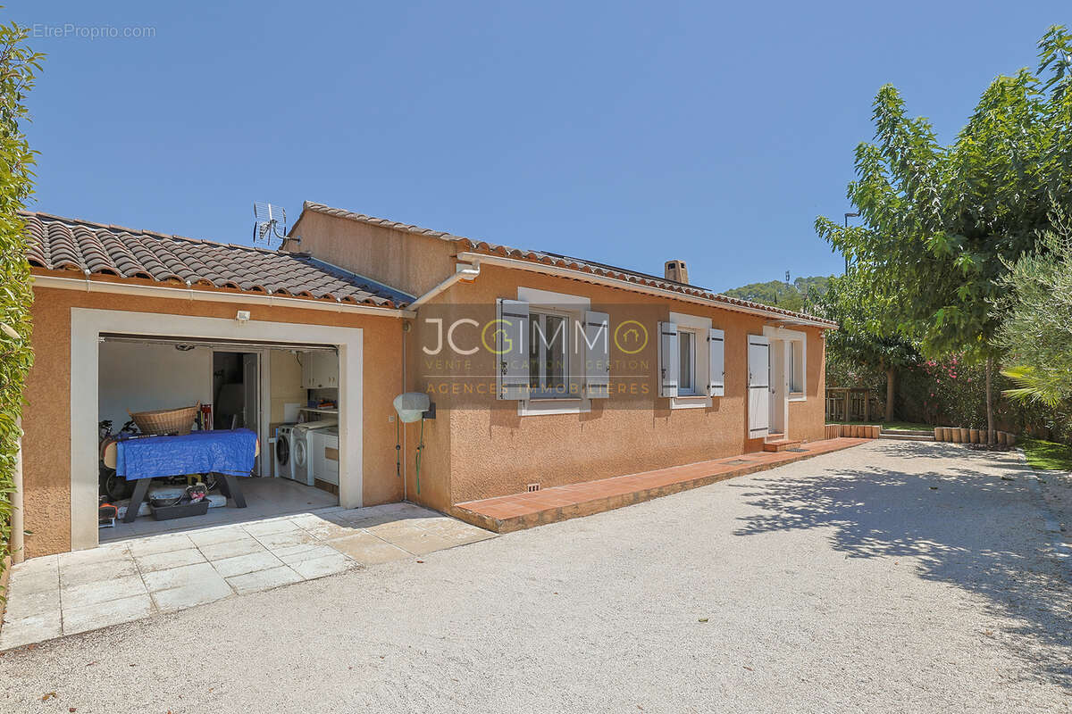 Villa T4 de plain-pied avec piscine et garage ! - photo 2