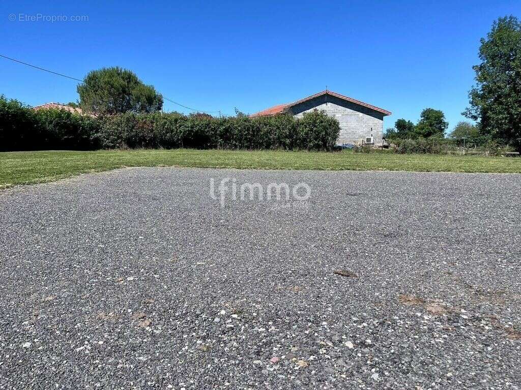 Terrain constructible 4 300 m², eau et électricité installées - photo 4