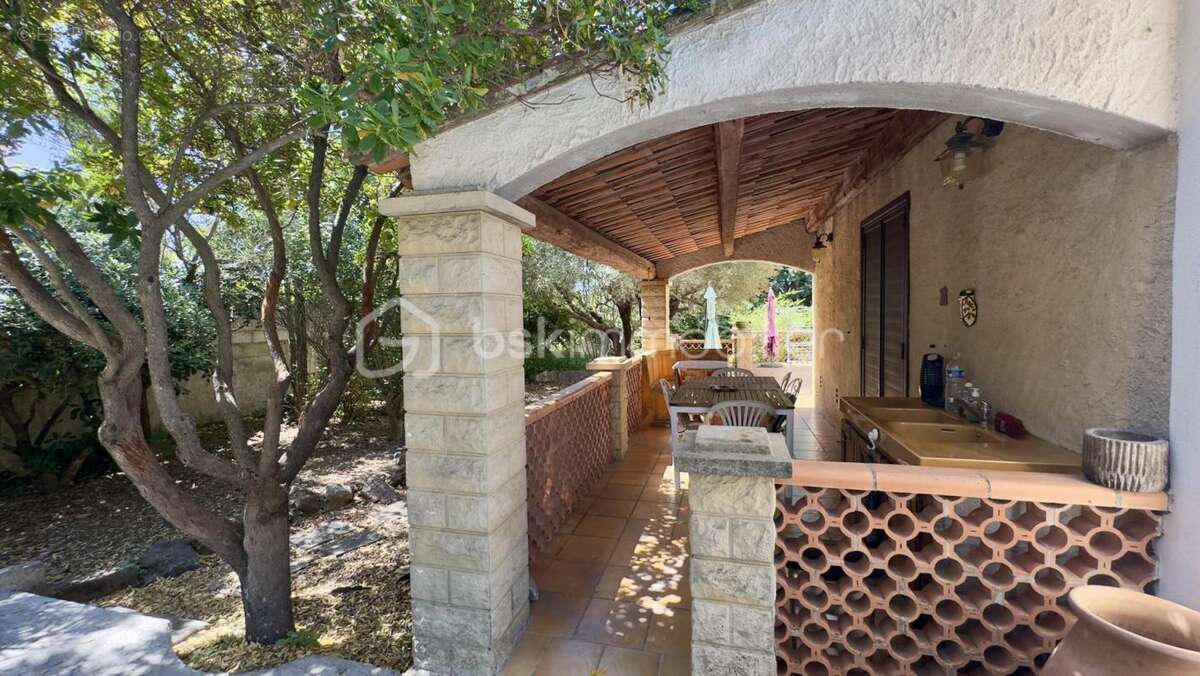Achat Maison de plain-pied 4 chambres de 127 m² avec Terrain de 1478 m² – Piscine – Garage – Camps-la-Source (83170) - photo 5