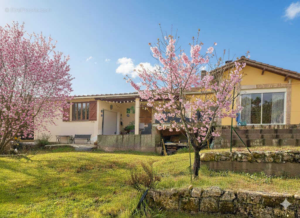 Maison à LA ROCHE-CHALAIS
