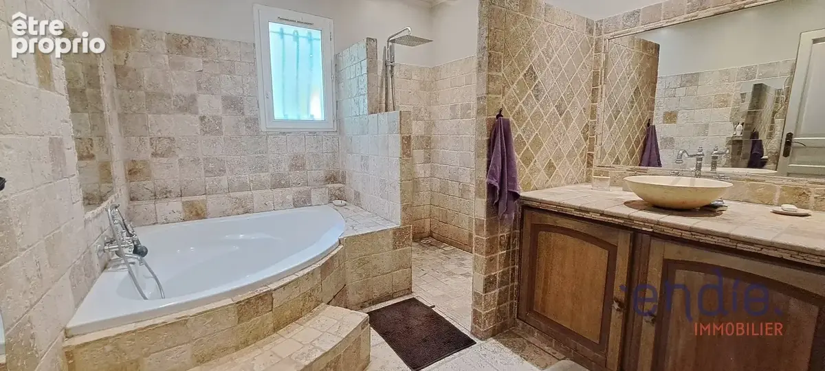 ST ANASTASIE villa plain pied 4 chambres et bureau sur 1500 m² - photo 7