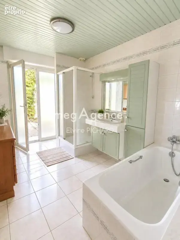 RARE SUR CHOLET (PSB) ! Plain-pied de 100 m² avec garage, hangar et jardin clos - photo 10