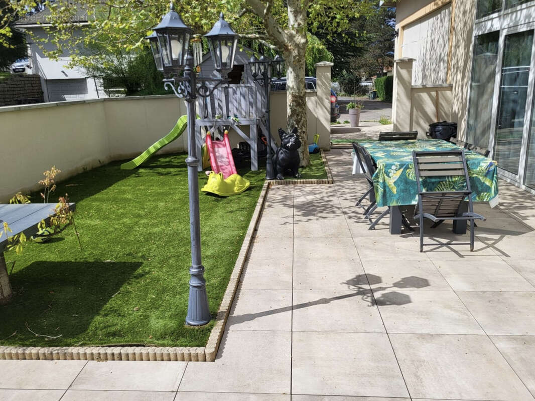 Maison à LE CHAMBON-FEUGEROLLES