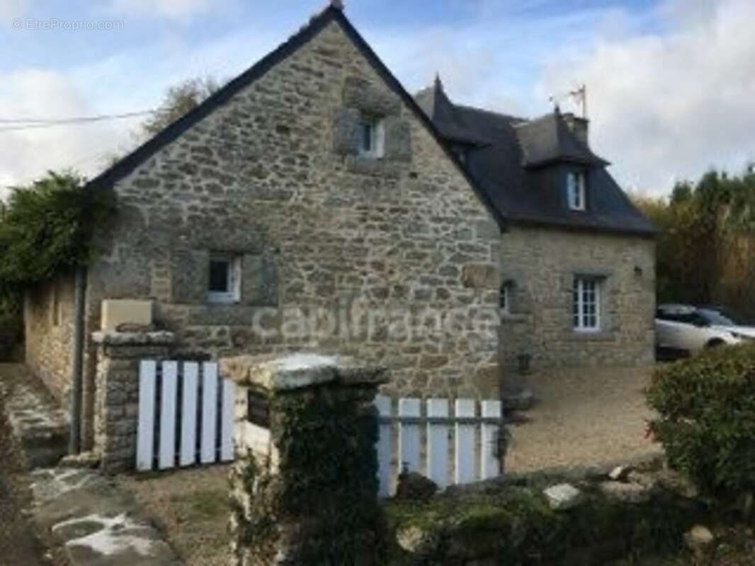 Maison en pierre avec plus d’un hectare de terrain – Berrien - photo 2