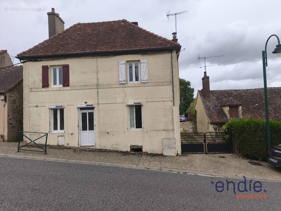 Maison à LE MONTET