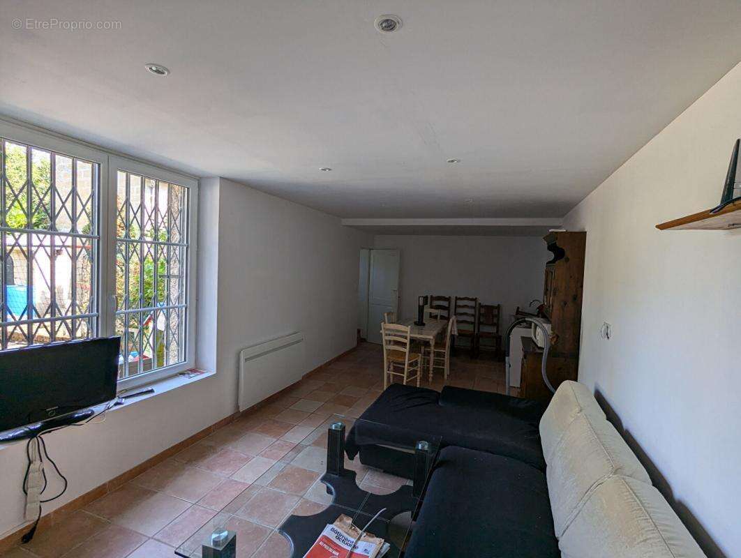 Immeuble de rapport: 2 appartements et local commercial - photo 10