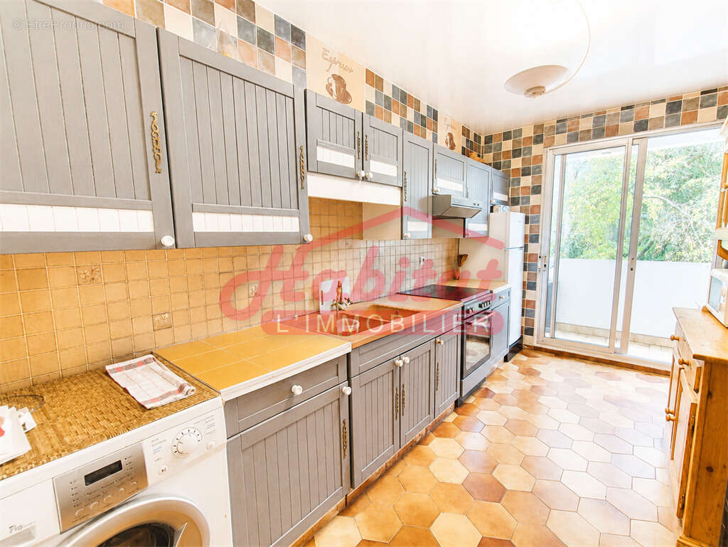 CHELLES - Appartement T4 avec 2 Chambres- Cave - Parkings - photo 6