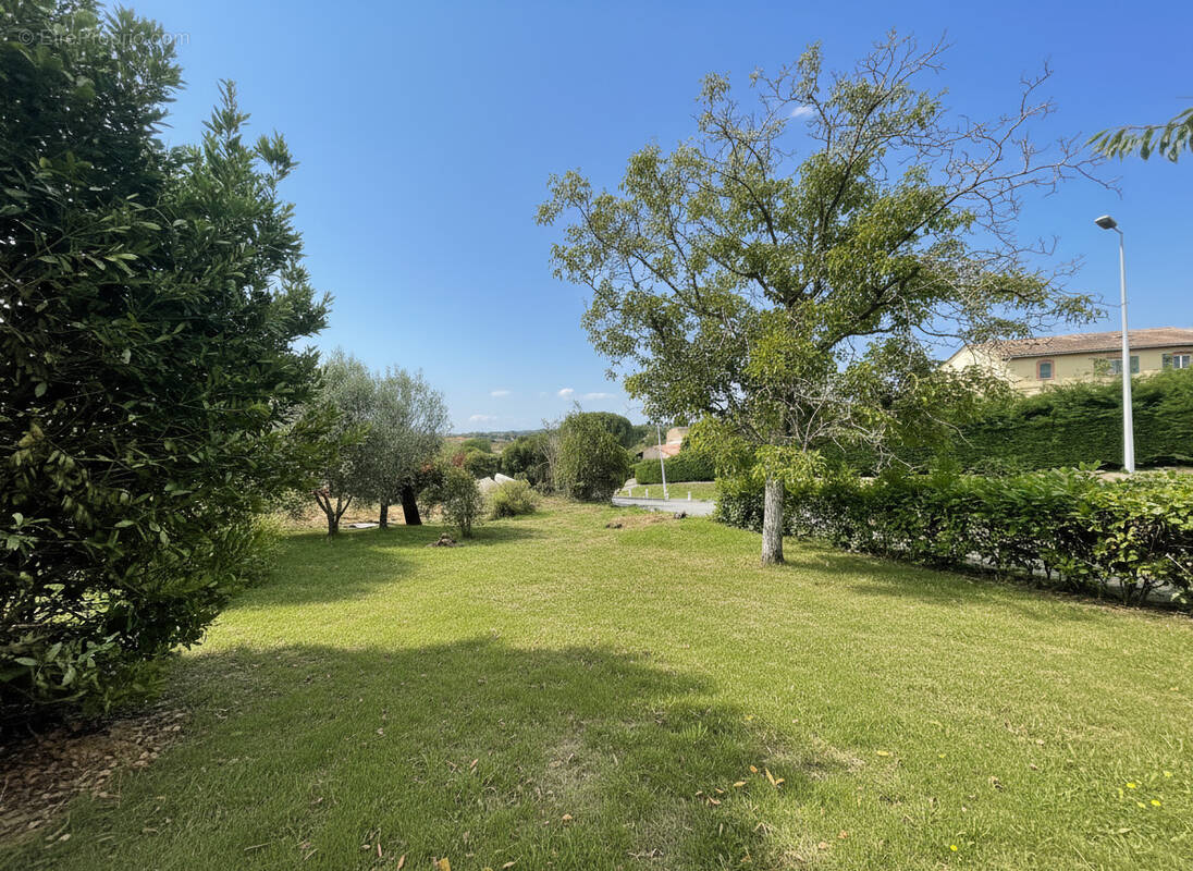 Terrain à SAINT-PIERRE-DE-LAGES