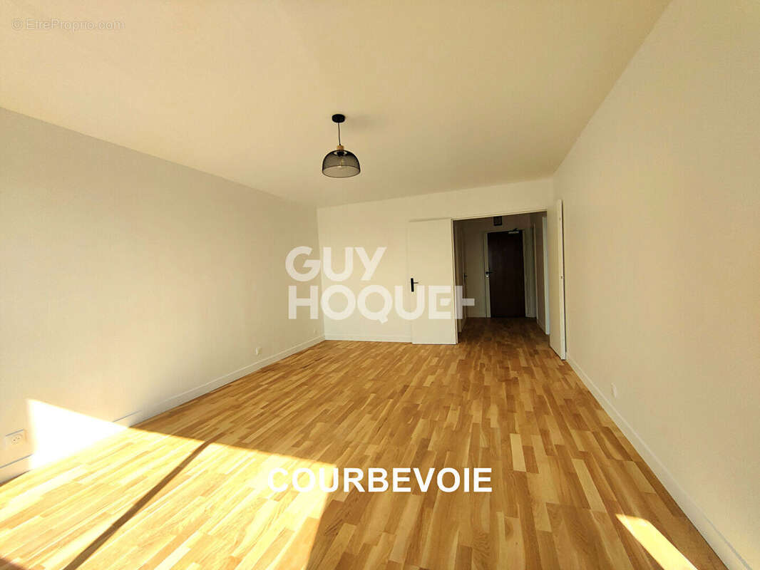 Appartement à COURBEVOIE