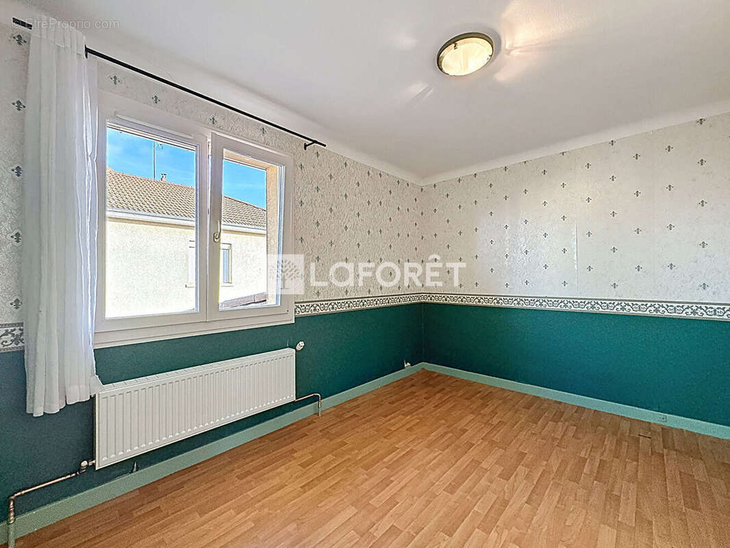 Maison à SAINT-DENIS-LES-BOURG