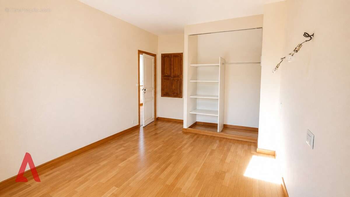 Maison de caractère de 208 m2 avec cour et garage, à deux pas des plages et de Béziers - photo 8