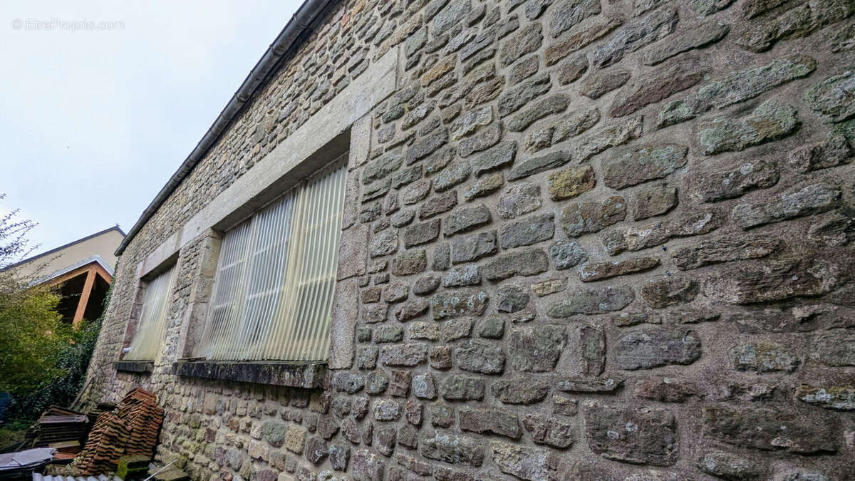 Parking à MONTEBOURG