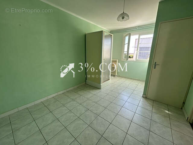 Maison de 117m2 avec deux garages et dépendances sur 960m2 d - photo 13