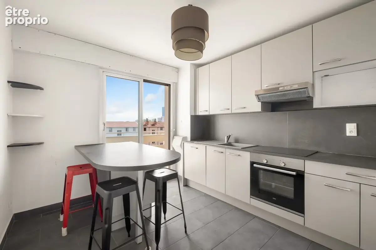 T4 de 96 m2, Charpennes en étage élevé avec vue dégagée - photo 9