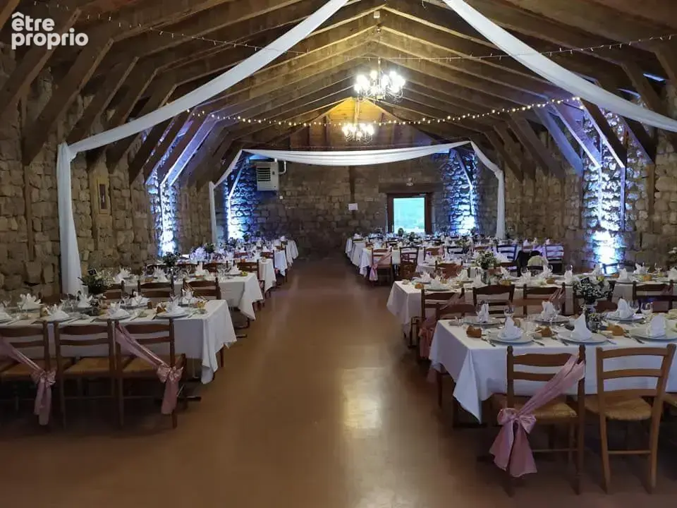 Salle de réception décorée