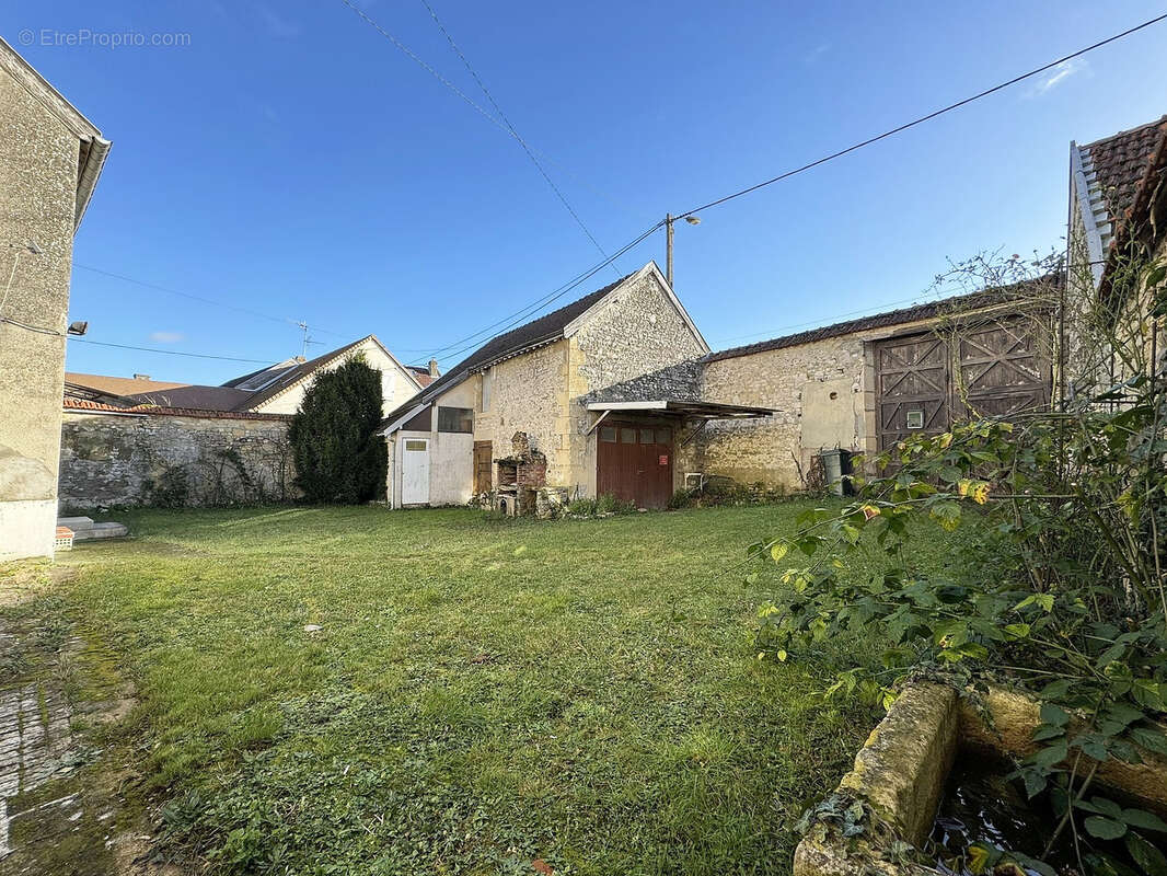 Gros potentiel : Maison à rénover - photo 2