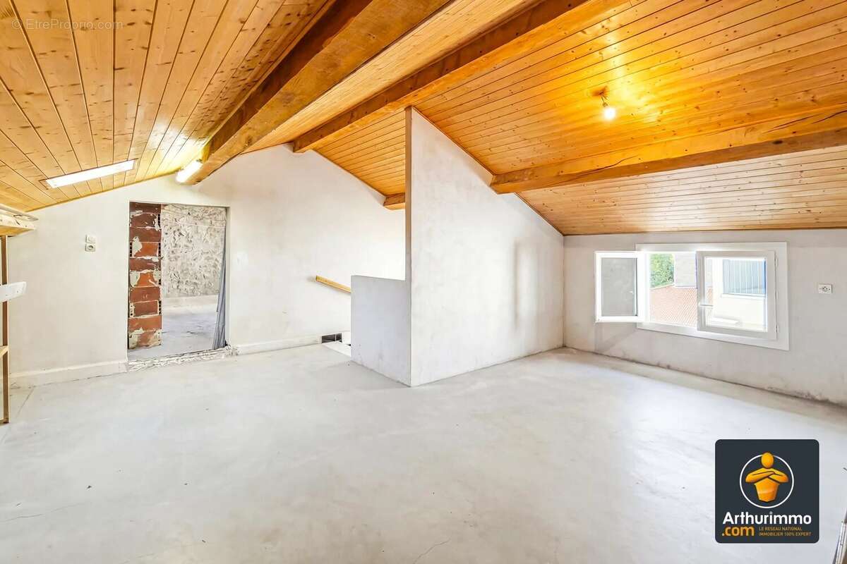 « Maison de village familiale avec terrasse, véranda, combles aménageables et double garage » - photo 16