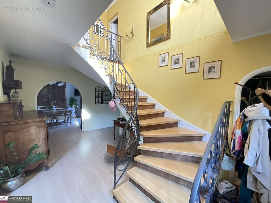 Découvrez cet ensemble immobilier composé de 2 villas indépendantes T6 de 179 m² et T3 de 59 m² en 4 faces sur 828 m² de terrain - photo 11