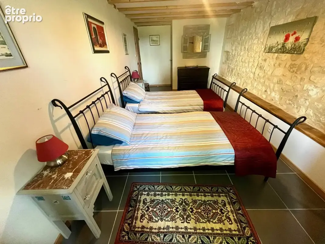 Superbe grange réaménagée avec 6 chambres et 4 salles de bains, offrant une vue imprenable - photo 9