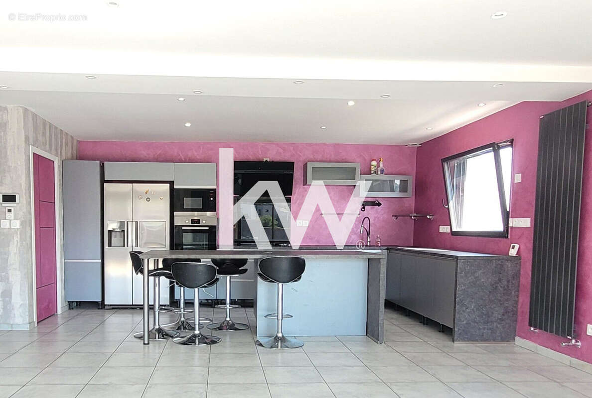 Maison 155 m² à Saint-Genest-Lerpt  - photo 4
