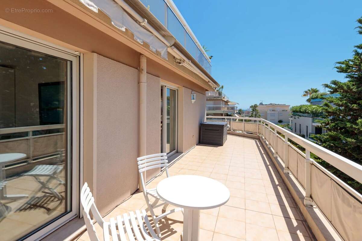 VENDU - Exclusivité  - JUAN-LES-PINS - Magnifique 3P avec terrasse de 40m² - piscine - parking en sous sol - à 150 m des plages - photo 15