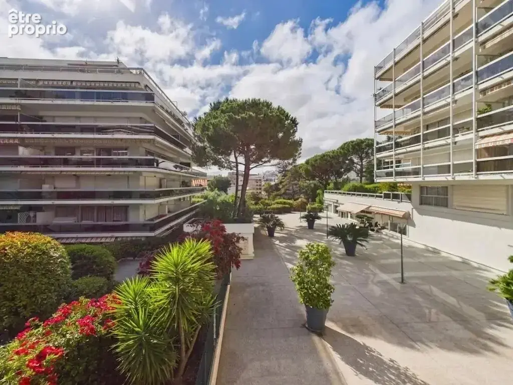 JUAN-LES-PINS – T3 avec Grande Terrasse, Garage et Piscine - photo 11