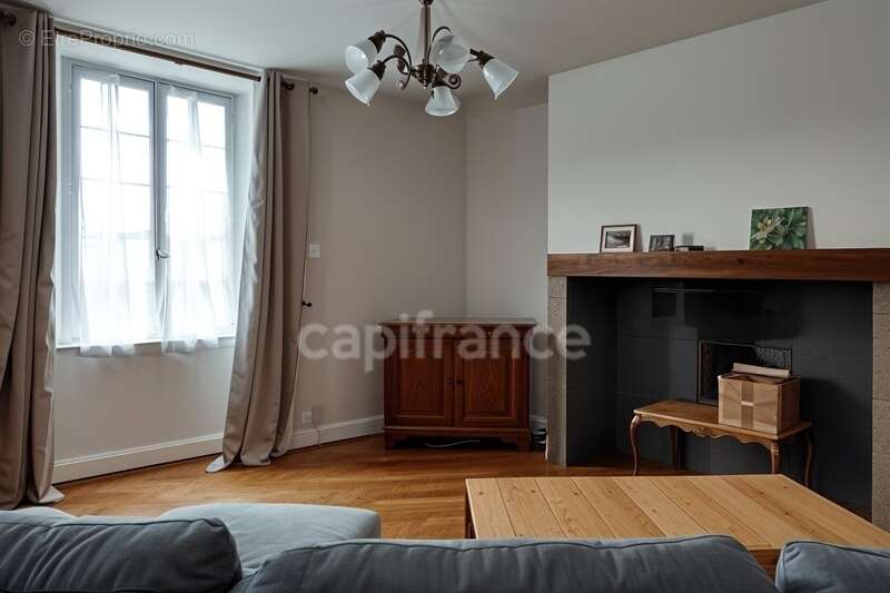 Maison à SAINT-MARTIN-CANTALES