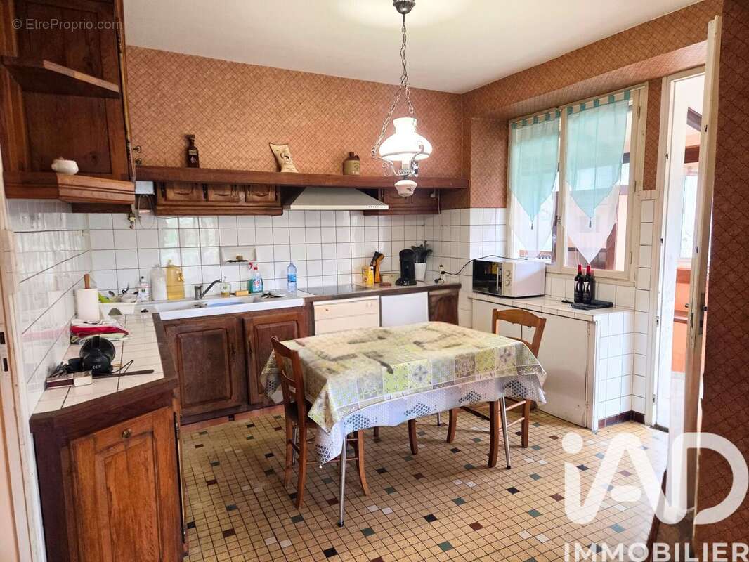 Maison 135 m² à Saint-Martin-De-Coux  - photo 4