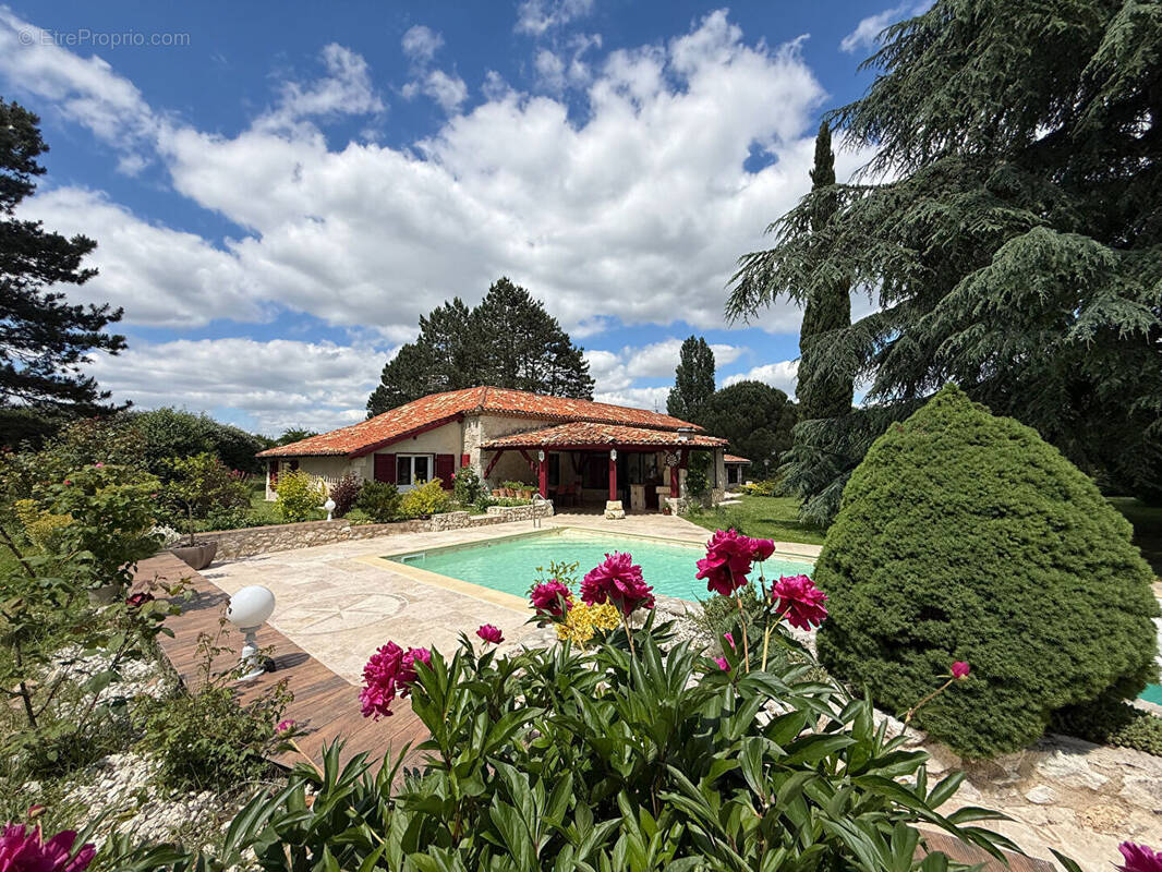 Maison à ALLEZ-ET-CAZENEUVE