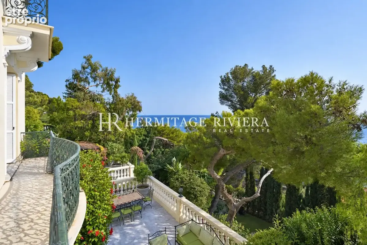 vue de la villa belle époque à vendre à cap-d'ail
