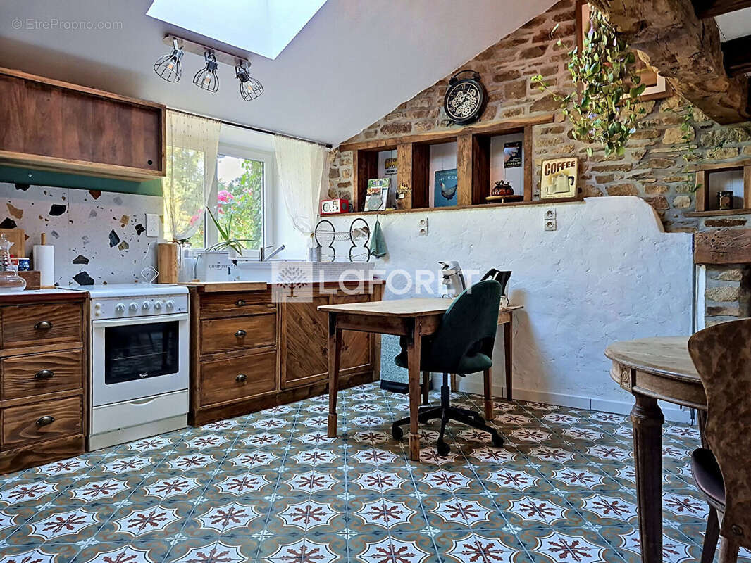 Maison à NEANT-SUR-YVEL