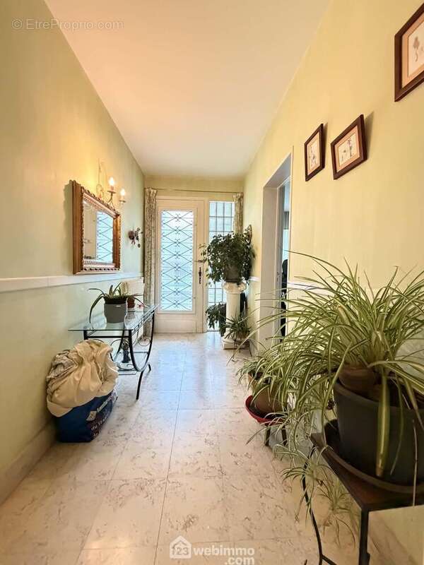 Découvrons l'intérieur, une entrée de 6 m² distribue ...