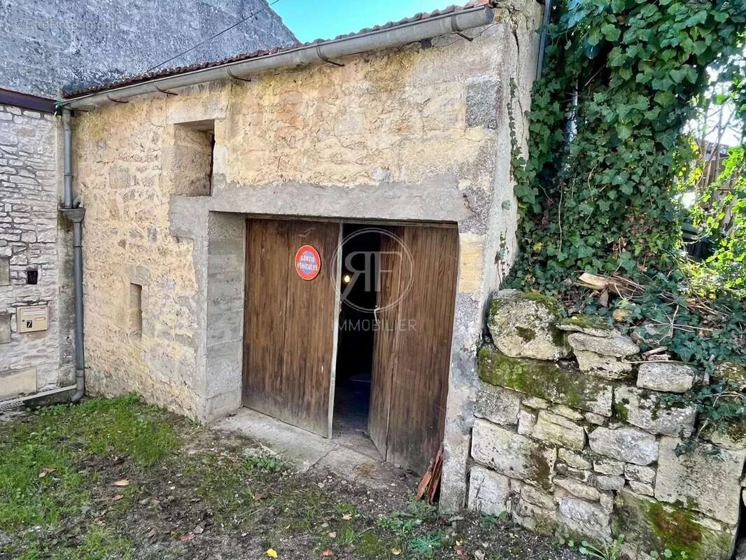 Maison à SAINT-PHILIPPE-D'AIGUILLE