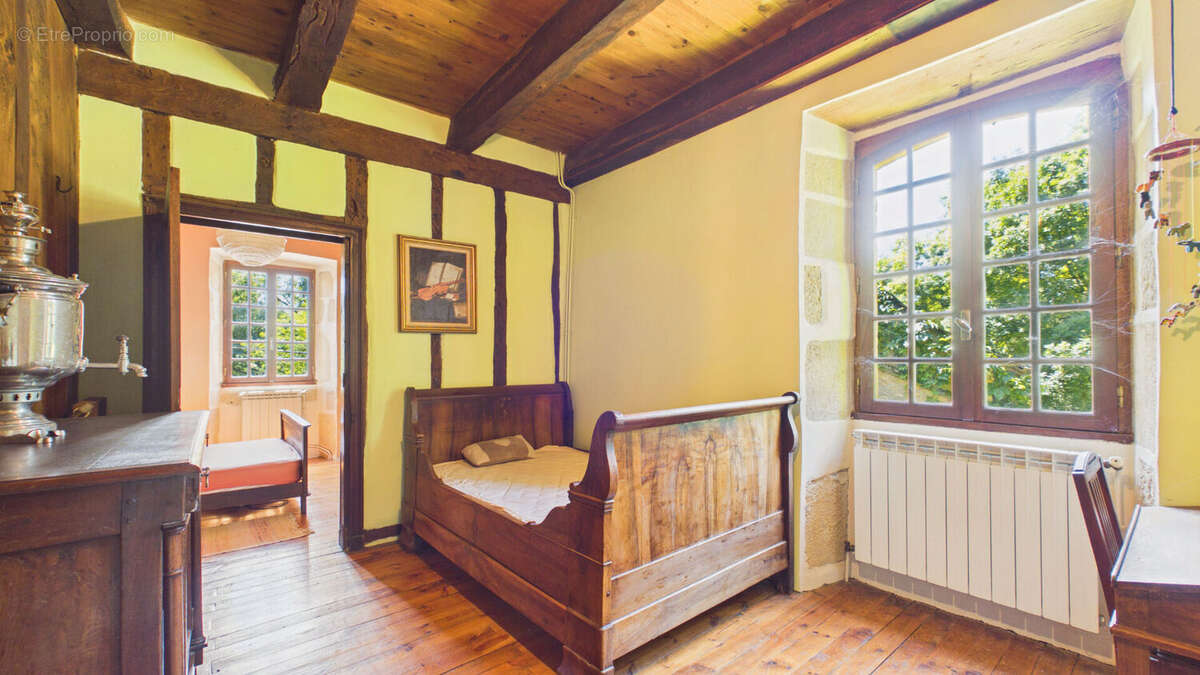 Maison de caractère de 200 m² avec dépendances et terrain de 6 800 m² - photo 4